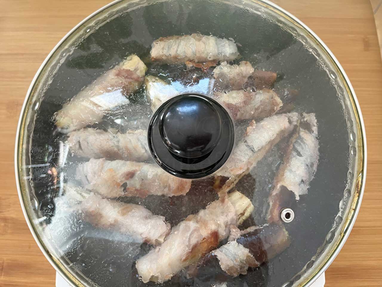 発酵食品腸活レシピ「黒酢だれでコク旨!薬味たっぷりのナスの肉巻き」