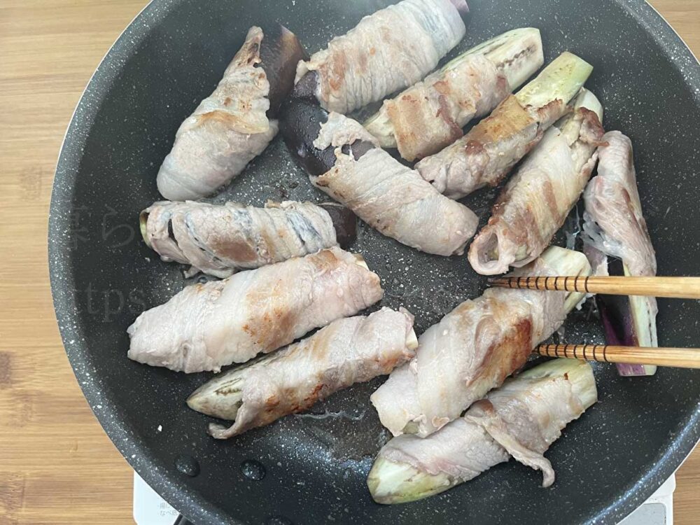 発酵食品腸活レシピ「黒酢だれでコク旨!薬味たっぷりのナスの肉巻き」