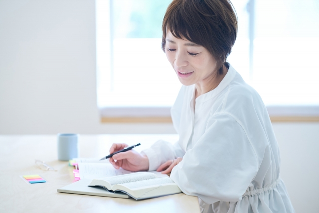 勉強する女性