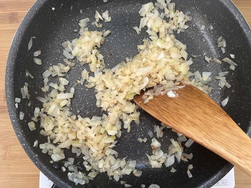 発酵食品腸活レシピ「醤油麹で旨みたっぷりなオニオンソースハンバーグ」