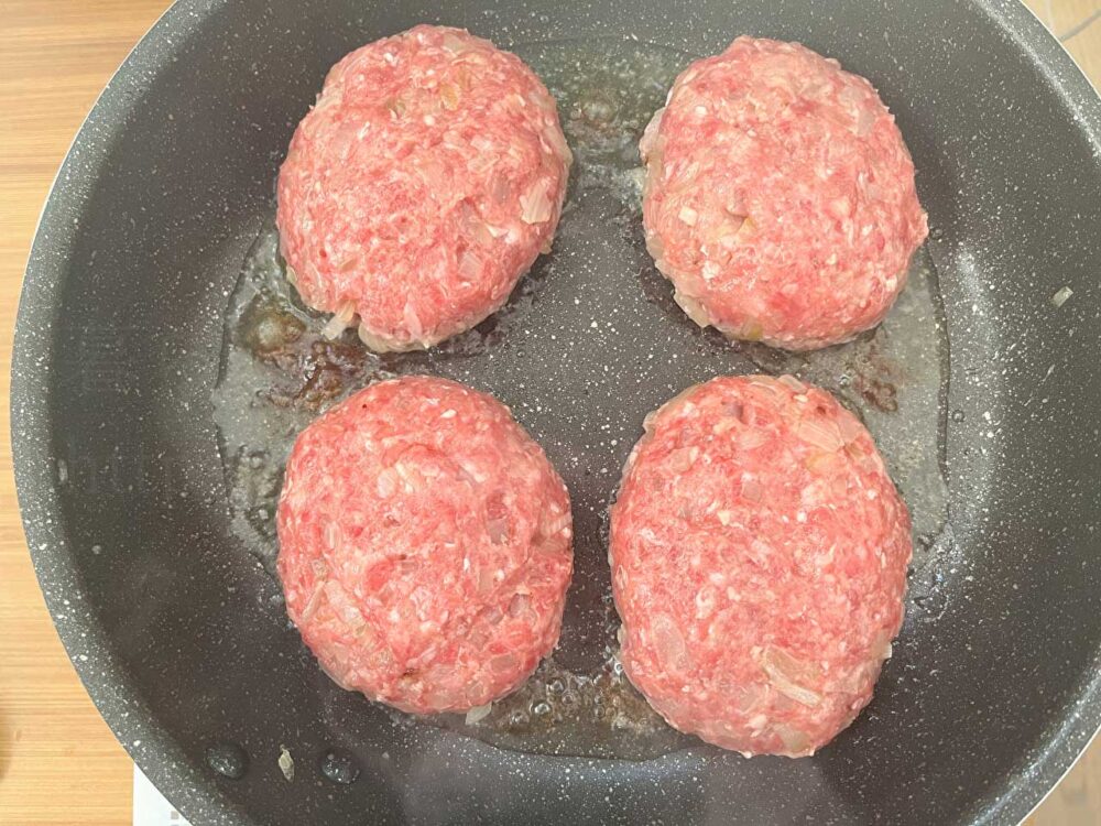 発酵食品腸活レシピ「醤油麹で旨みたっぷりなオニオンソースハンバーグ」